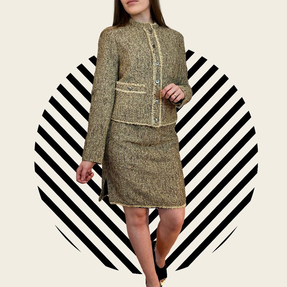 Tweed Chanel-style skort, mother of pearl buttons